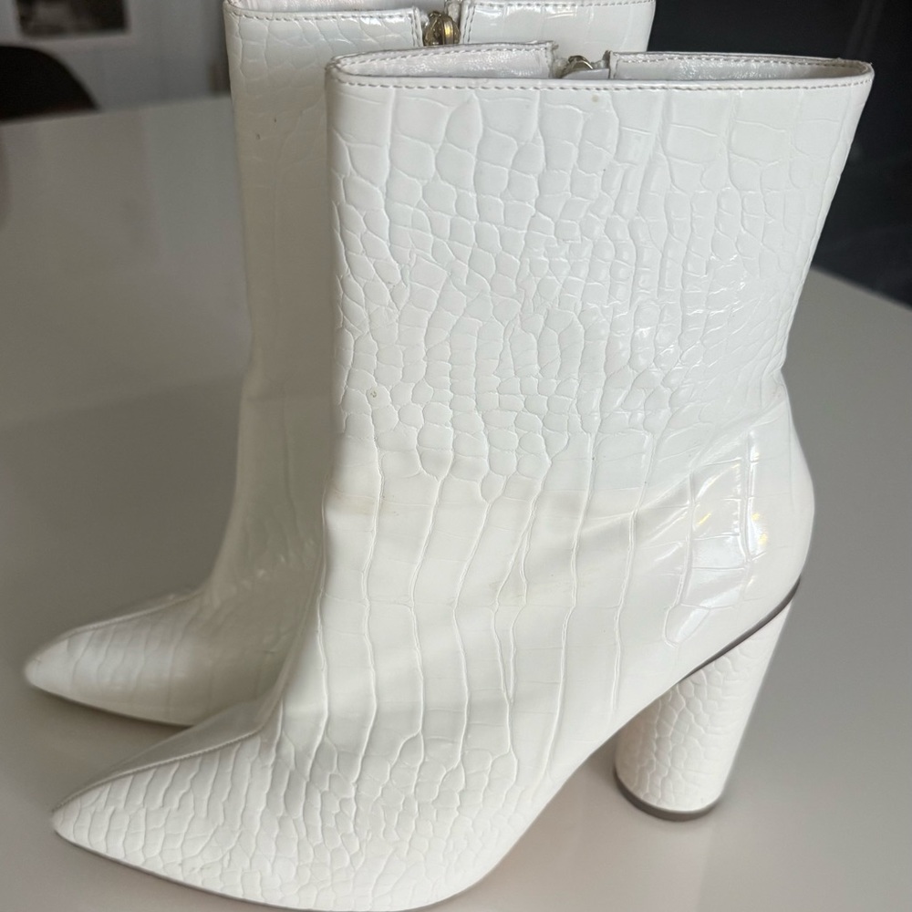 Used Elegant White Croc-Embossed Ankle Boots